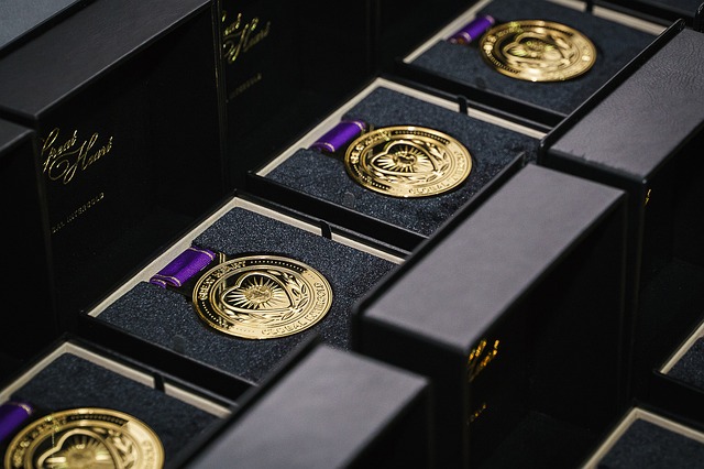 Medale okolicznościowe w eleganckich pudełkach, zamówione w firmie ARTsKAM